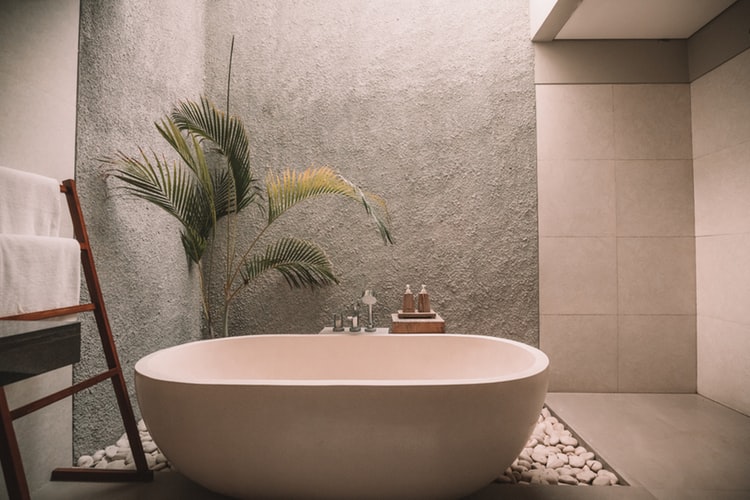 Kamar mandi minimalis dengan tampat sabun kecil, unsplash @jareddrice