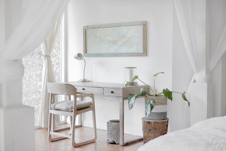 Kamar minimalis dengan pencahayaan bagus, sumber unsplash @hutomoabrianto