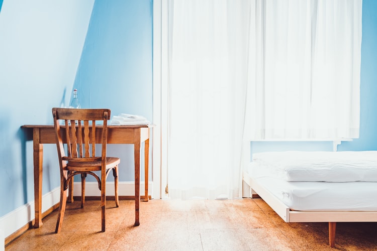 Kamar tidur minimalis dengan meja klasik kecil, unsplash @raphaelphotoch