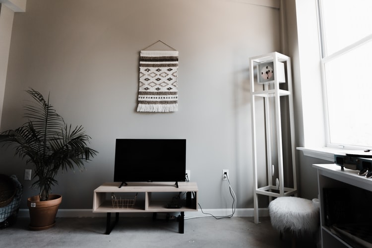 Living room dengan dekorasi dinding minimalis, sumber unsplash @sadswim