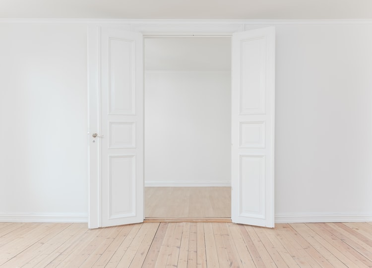 Pintu dengan dinding minimalis putih, unsplash @philberndt