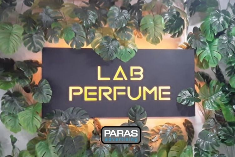 Pengerjaan wallsign untuk Lab Perfume, Sumber : parasadvertising.com