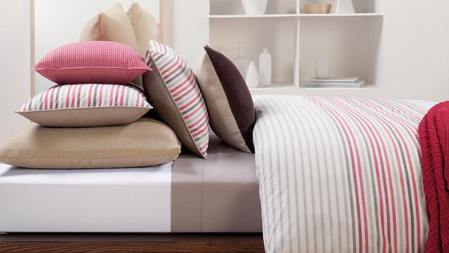 Tumpukan bantal menjadi pilihan tepat sebagai penyangga punggung saat Anda melakukan aktifitas di atas tempat tidur. 