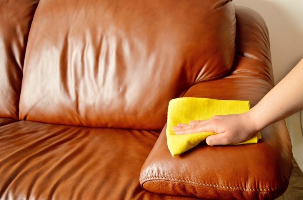 merawat sofa kulit