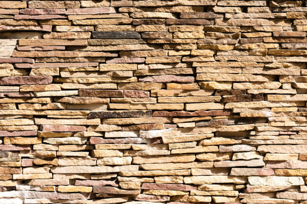 Dinding batu alam cladding. Sumber : istockphoto.com