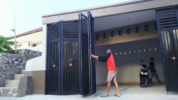 Penggunaan pintu lipat henderson, Sumber: youtube.com