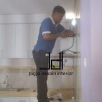 Proses instalasi kitchen set di Berbah, Sumber: doc pribadi