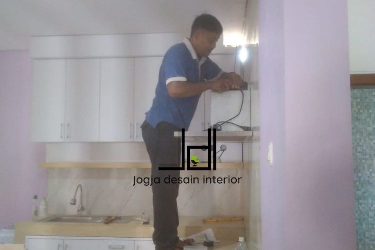 Proses instalasi kitchen set di Berbah, Sumber: doc pribadi