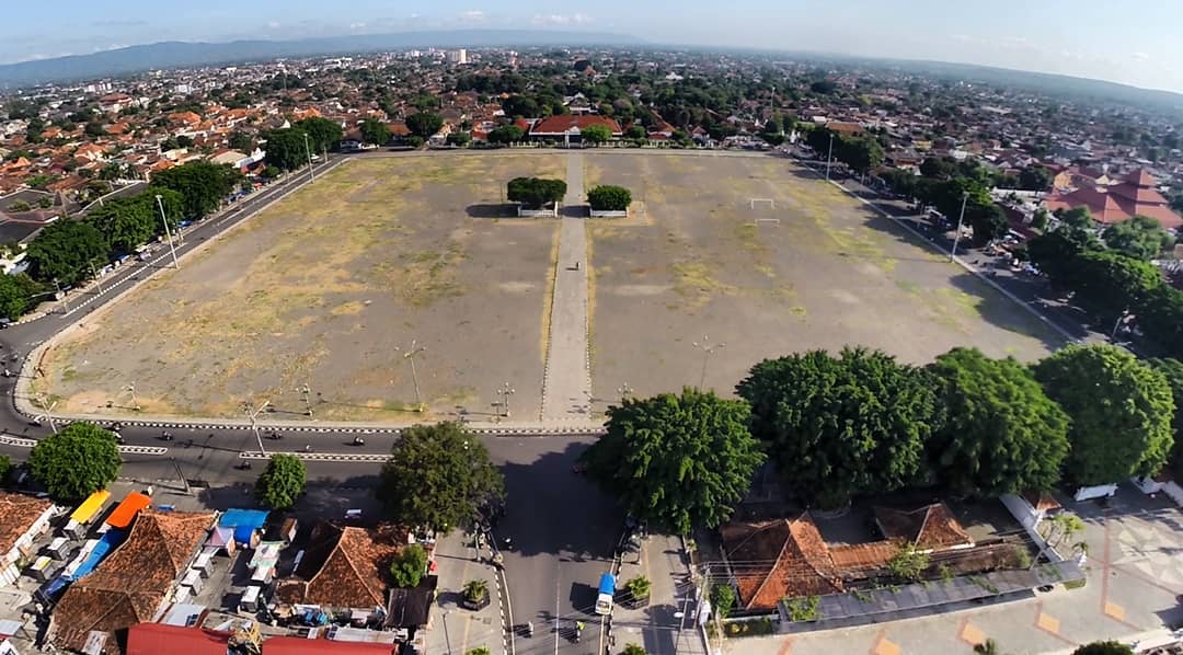 Alun-Alun Utara Yogyakarta sebelum revitalisasi dengan 62 beringin disekelilingnya. Sumber : ig/@birotapemsetdadiy