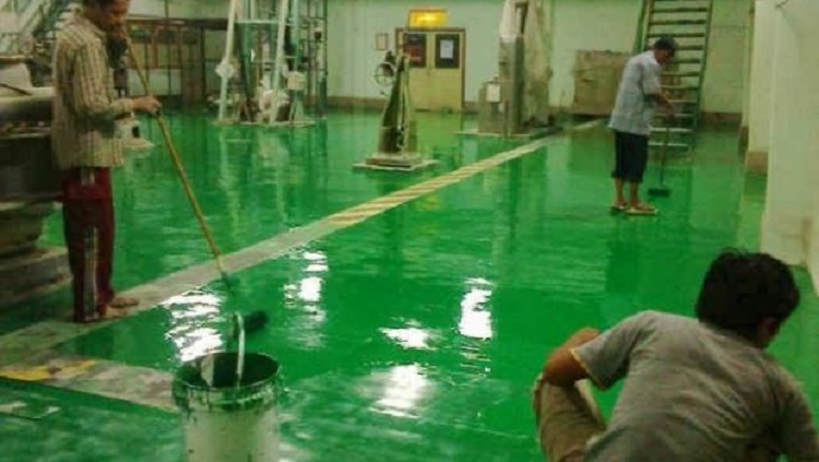 Pengaplikasian epoxy di lantai pabrik, Sumber: zmurah.com