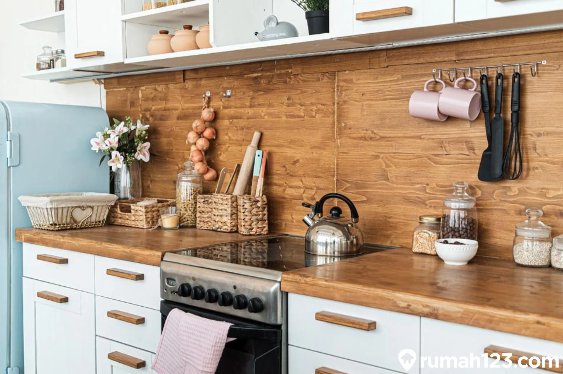 Keramik kitchen set dengan motif kayu, dapat membuat tampilan dapur Anda terkesan natural, dan juga tradisional klasik. Sumber ; google.com