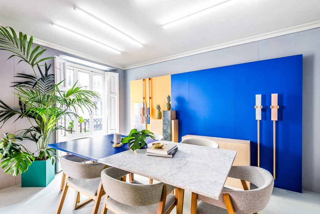 Desain ruangan kerja kantor dengan warna cerah. Sumber Hco