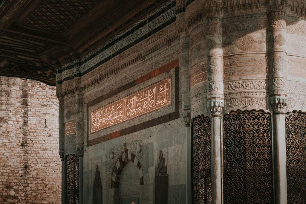 Hiasan dinding kaligrafi keramik. Sumber: pexels.com