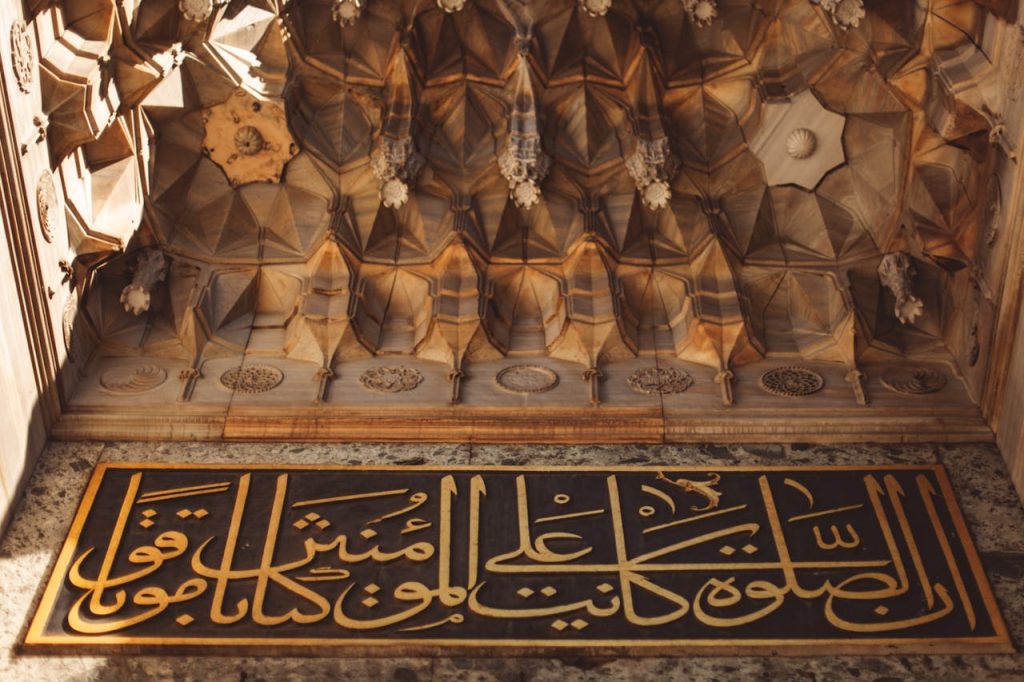 Hiasan dinding kaligrafi kayu. Sumber: pexels.com