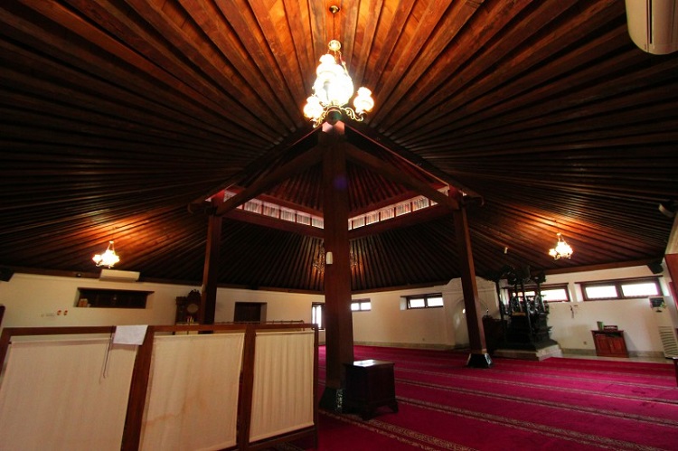 Interior masjid yang unik, Sumber: jogjacagar.jogjaprov.go.id