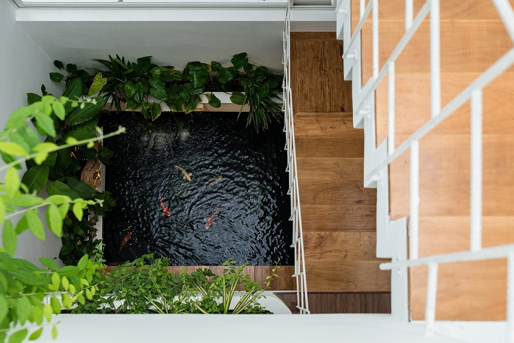 Kolam ikan di bawah tangga, Sumber: home-designing.com