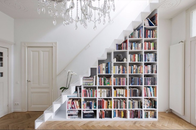 Lemari buku bawah tangga, Sumber: jual-apartemen.com