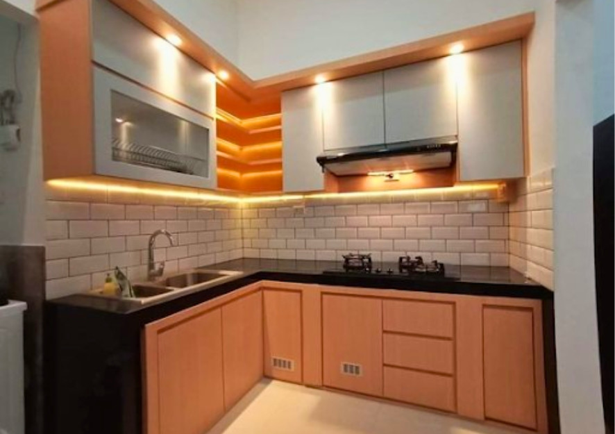 Dapur dengan lampu stick bar
