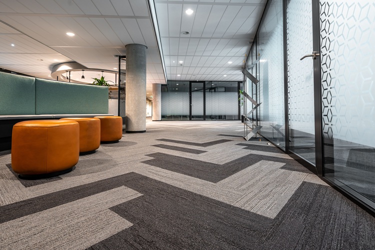 Karpet kantor bermotif, Sumber: pexels.com