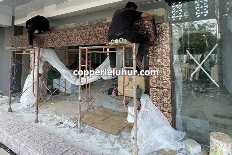 Proses instalasi gawangan pintu masuk